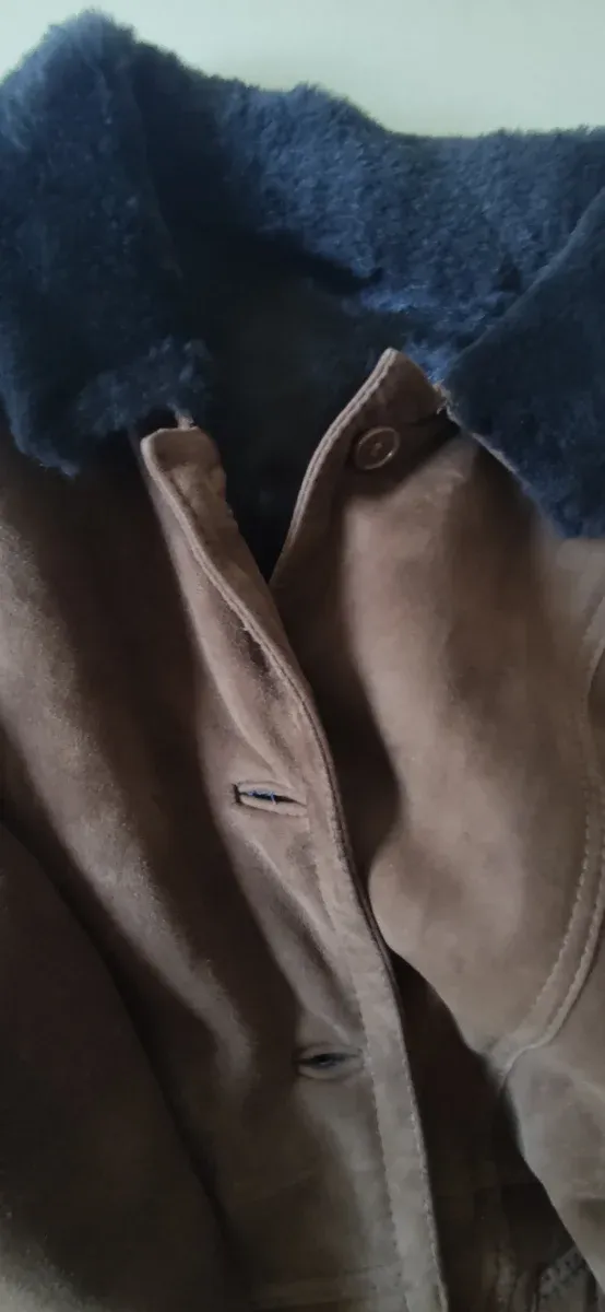 Chaquetón de piel marrón y negro.