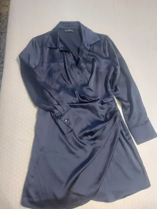 Vestido azul satinado cruzado