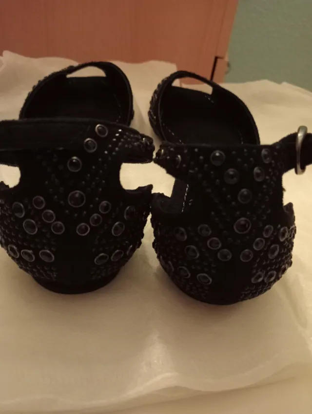 Zapatos negros con pedrería