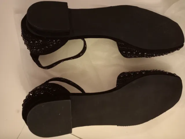 Zapatos negros con pedrería