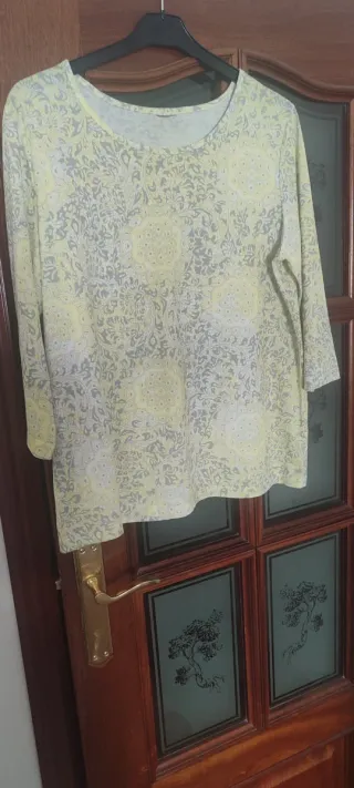 Camiseta estampada amarilla y gris