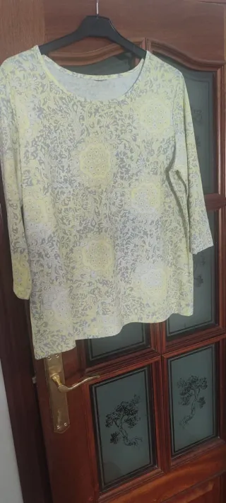 Camiseta estampada amarilla y gris