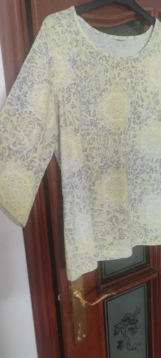 Camiseta estampada amarilla y gris