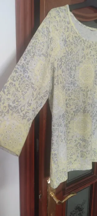Camiseta estampada amarilla y gris