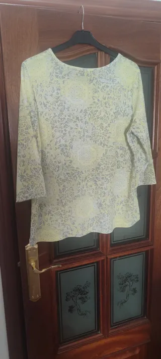 Camiseta estampada amarilla y gris