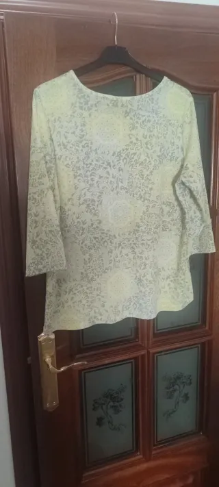 Camiseta estampada amarilla y gris