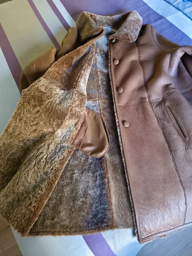 Abrigo de piel marrón y beige