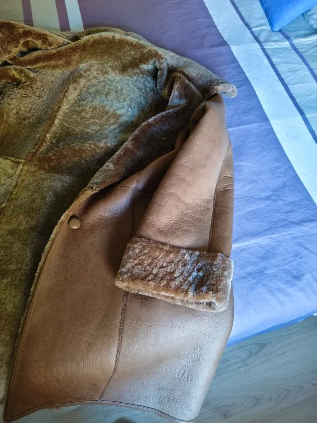 Abrigo de piel marrón y beige