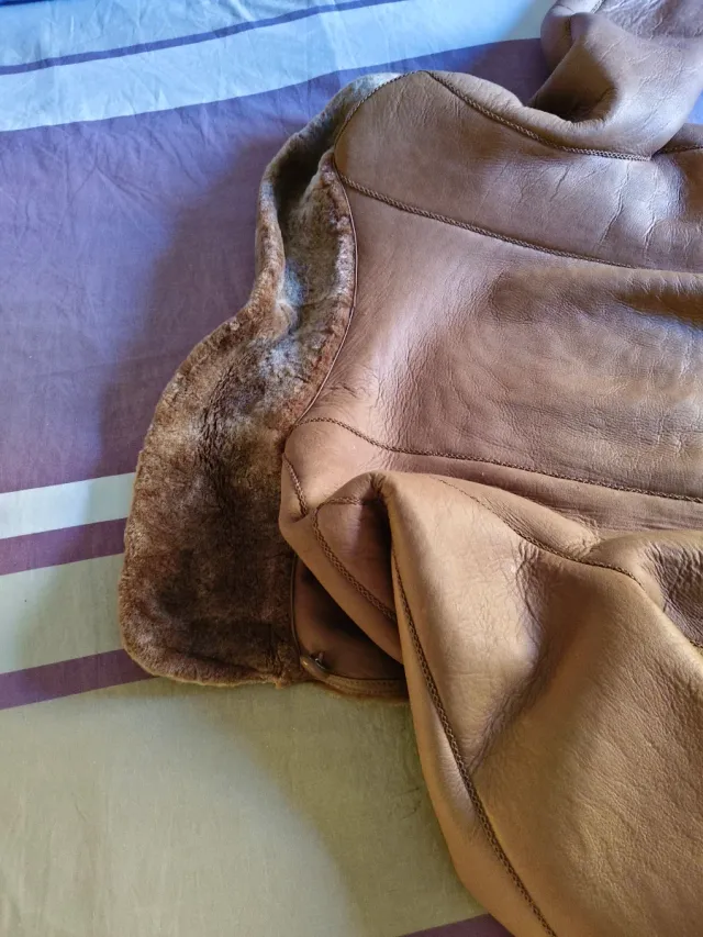 Abrigo de piel marrón y beige