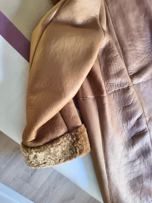 Abrigo de piel marrón y beige