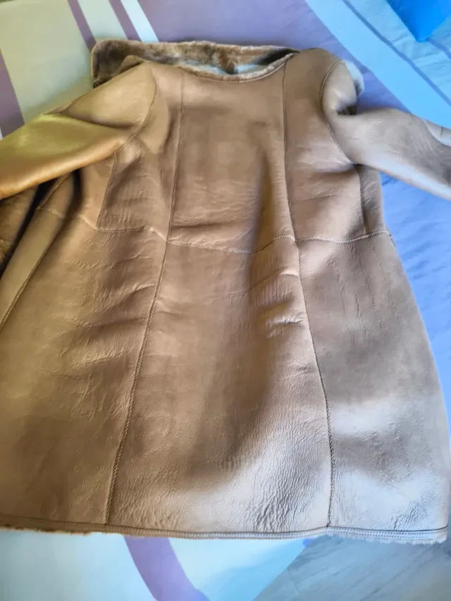 Abrigo de piel marrón y beige