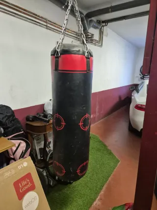 Saco de boxeo negro y rojo