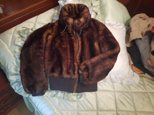 Chaqueta de pelo marrón y multicolor