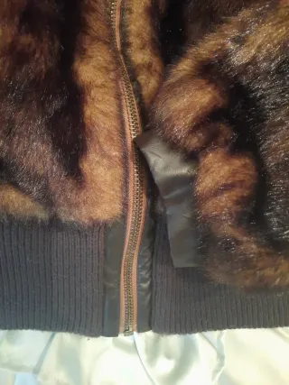 Chaqueta de pelo marrón y multicolor