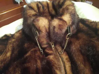 Chaqueta de pelo marrón y multicolor