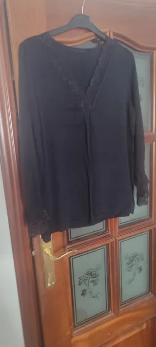 Camiseta negra con encaje