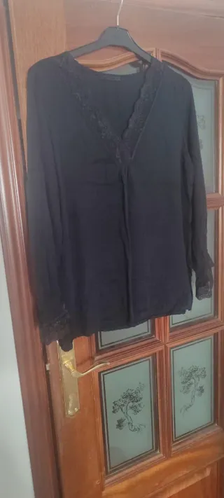 Camiseta negra con encaje