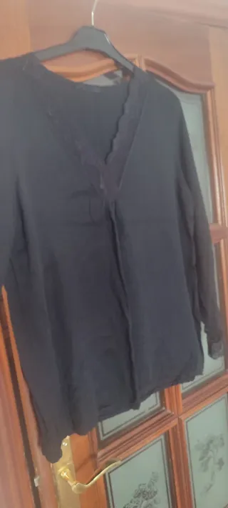 Camiseta negra con encaje