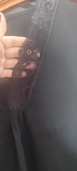 Camiseta negra con encaje