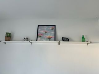 Scaffale bianco Ikea con supporti metallici