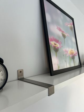 Scaffale bianco Ikea con supporti metallici