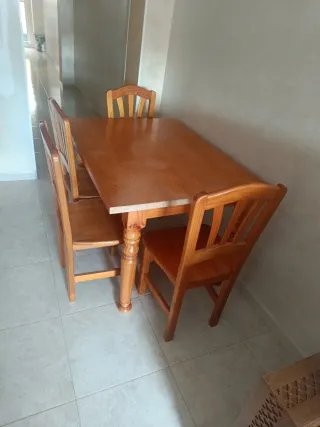 Mesa de comedor con 4 sillas de madera