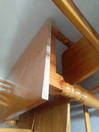 Mesa de comedor con 4 sillas de madera