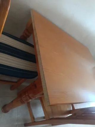 Mesa de comedor con 4 sillas de madera