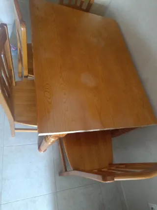 Mesa de comedor con 4 sillas de madera