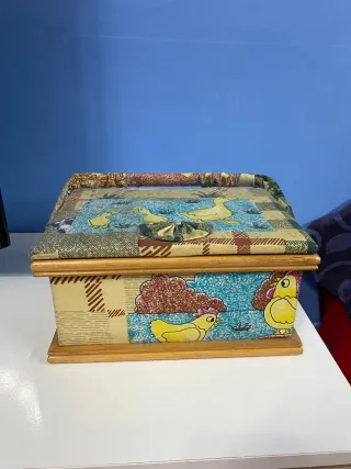 Scatola portaoggetti con decorazioni