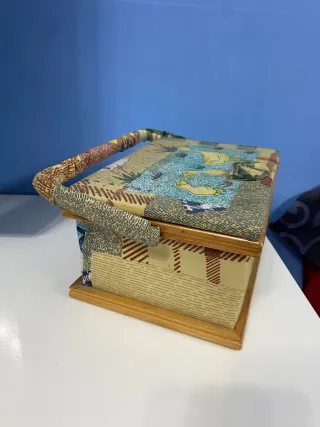 Scatola portaoggetti con decorazioni