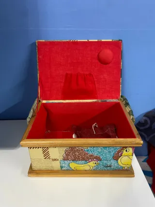 Scatola portaoggetti con decorazioni