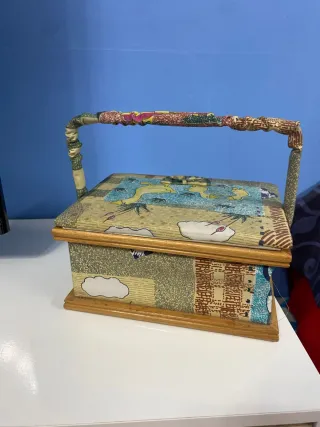 Scatola portaoggetti con decorazioni