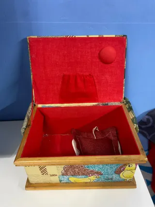 Scatola portaoggetti con decorazioni