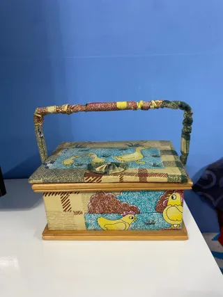 Scatola portaoggetti con decorazioni