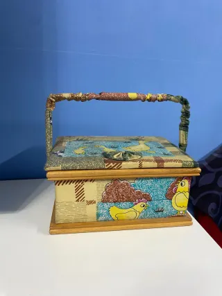 Scatola portaoggetti con decorazioni