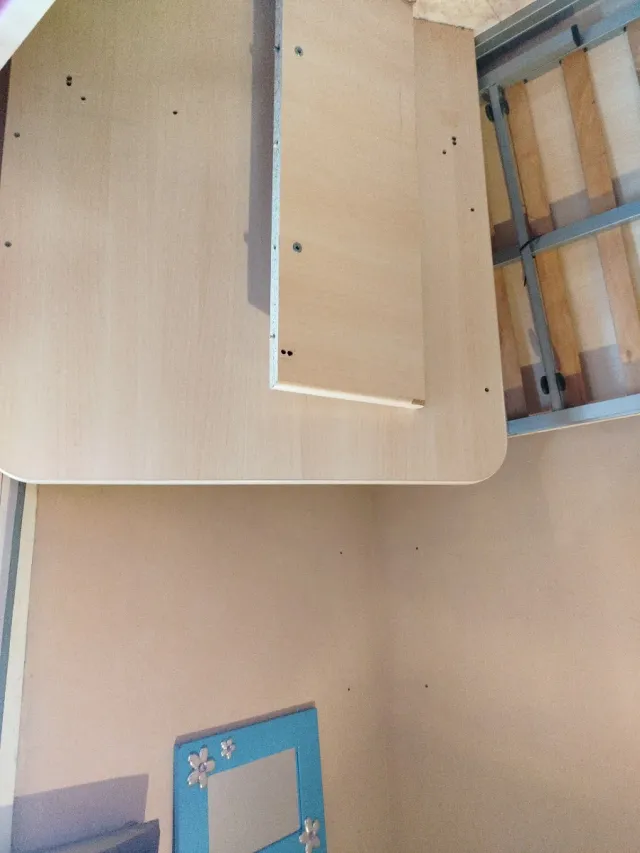 Estructura de cama metálica y madera