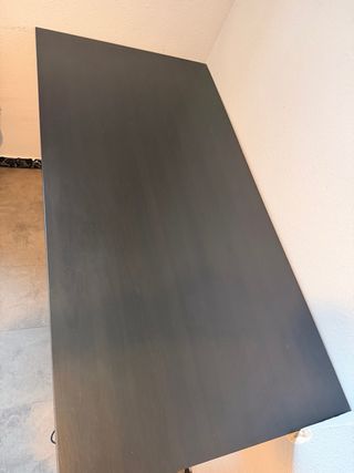 Escritorio negro con caballetes de madera