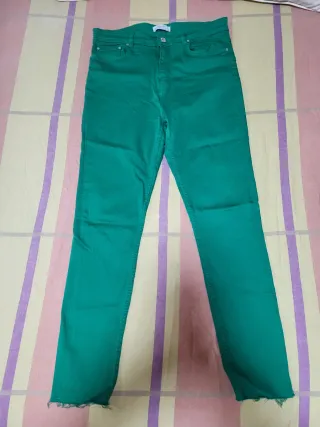 Pantalón vaquero Zara verde