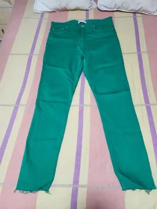 Pantalón vaquero Zara verde