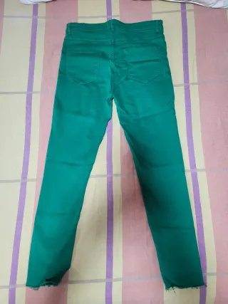 Pantalón vaquero Zara verde