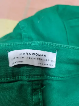 Pantalón vaquero Zara verde