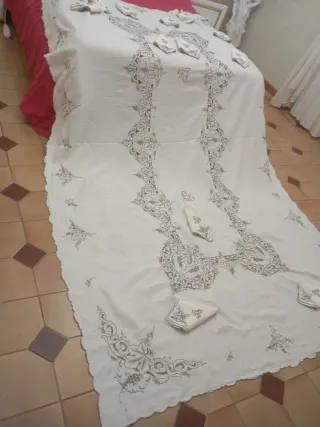 Mantelería de lino bordada  mano grande 3,10 x 180