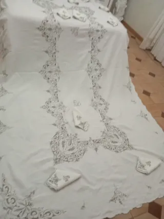 Mantelería de lino bordada  mano grande 3,10 x 180