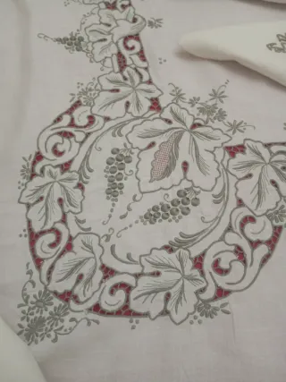 Mantelería de lino bordada  mano grande 3,10 x 180