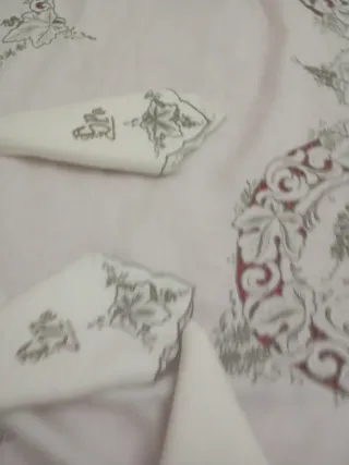 Mantelería de lino bordada  mano grande 3,10 x 180