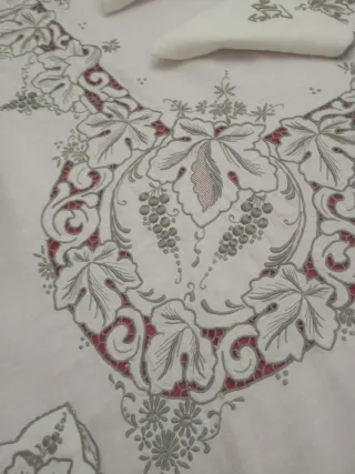 Mantelería de lino bordada  mano grande 3,10 x 180