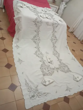 Mantelería de lino bordada  mano grande 3,10 x 180