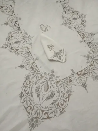 Mantelería de lino bordada  mano grande 3,10 x 180