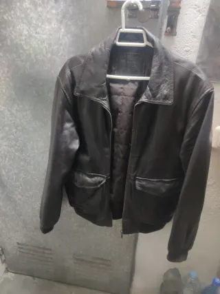 Chaqueta de piel marrón estilo aviator